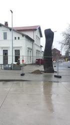 Kleve, Neue Steinskulptur auf dem Bahnhofsvorplatz