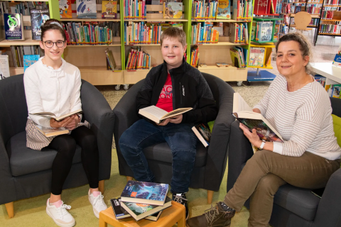 Jugendparlamentarier lesen in der Stadtbücherei
